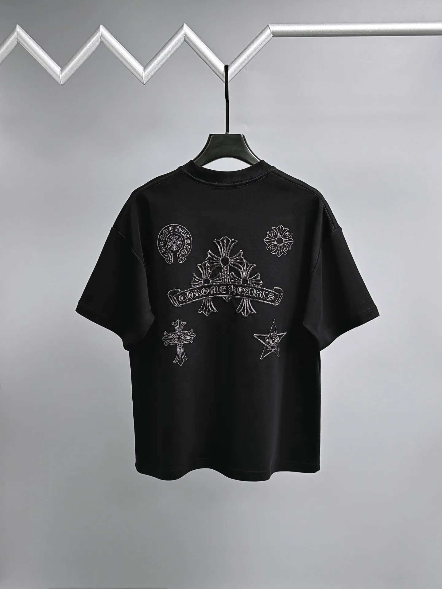 P190 Chrome Hearts* 2꯭0꯭2꯭5 new autumn and winter style ❤️ Original ⌚️ high version Chrome Hearts The fabric is made of 320g high-density modal long-staple cotton. It does not deform or shrink. Process introduction: double thread movement. Chest. The back panel uses overlapping embroidery🪡 process➕the back panel towel rope embroidery process. Color: black SIZE: M-3XL